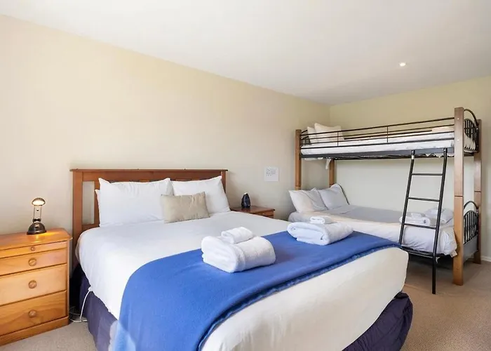 Warm And Spacious 2 Bedroom, Downstairs Appartement