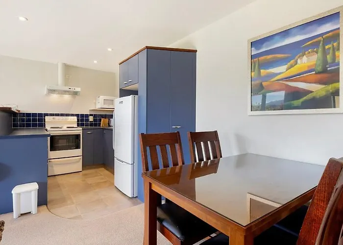 Warm And Spacious 2 Bedroom, Downstairs *